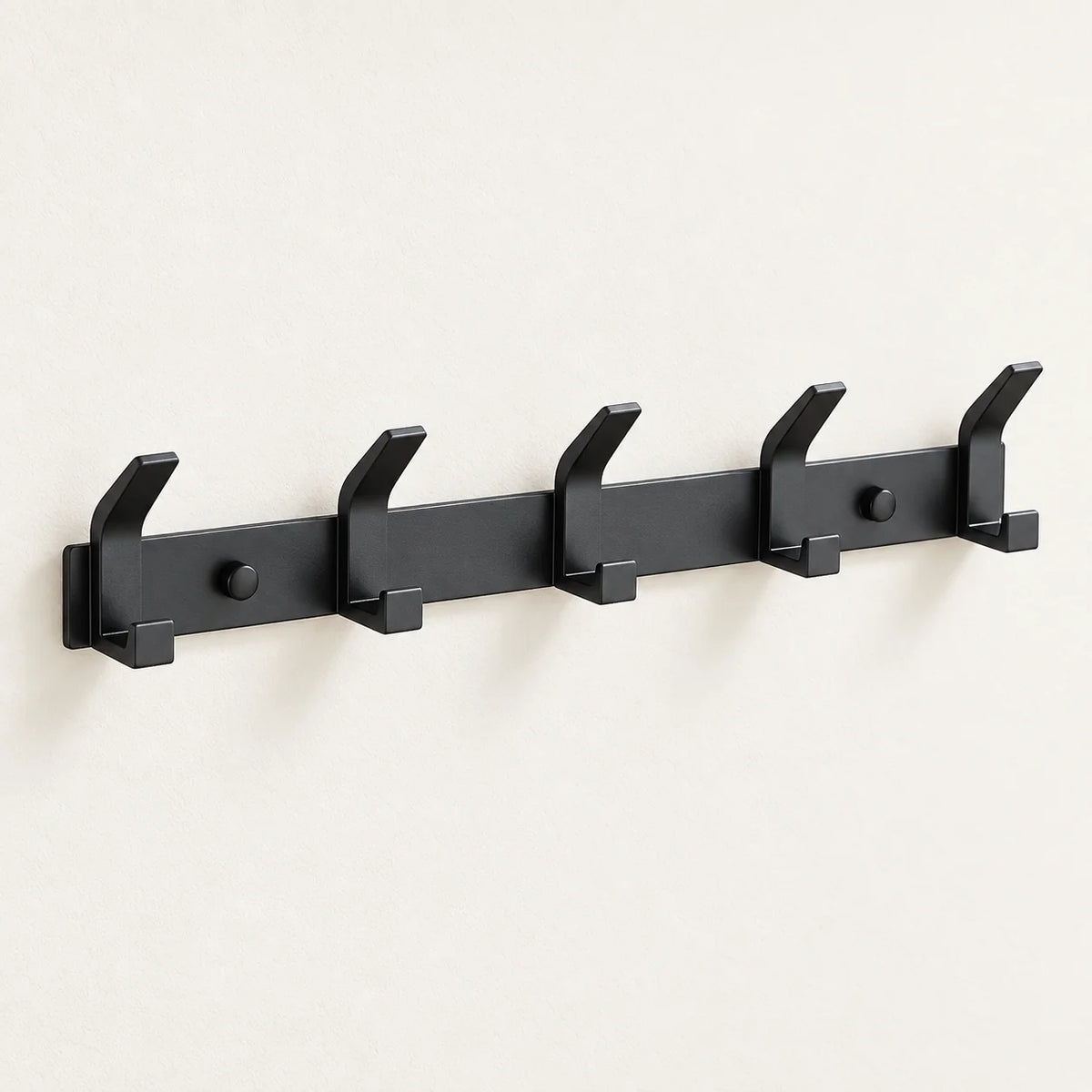 Crochet mural noir aluminium 5 crochets — sur fond clair