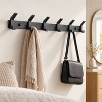 Crochet mural noir aluminium 6 crochets — dans une chambre avec accessoires suspendus