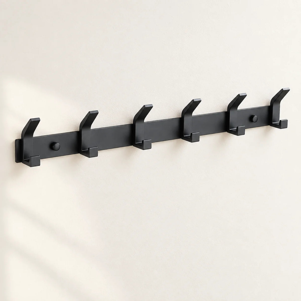 Crochet mural noir aluminium 6 crochets — sur fond clair