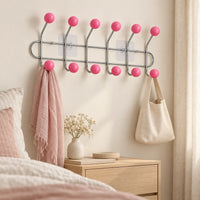 Crochet mural adhésif rose L - 49 cm — dans une chambre avec accessoires suspendus