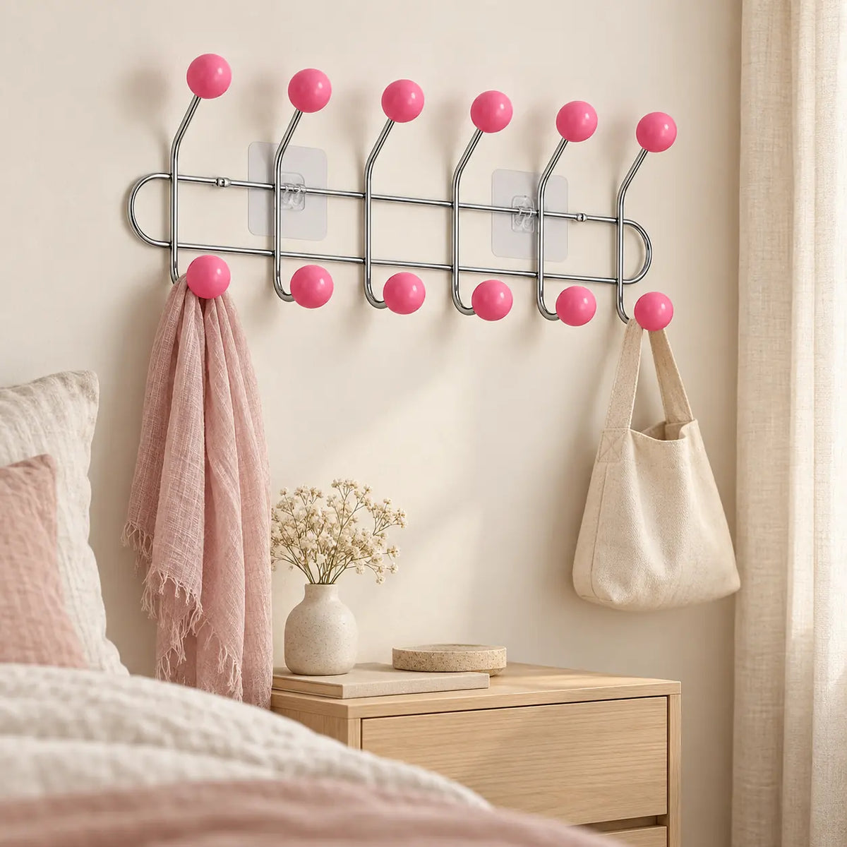 Crochet mural adhésif rose L - 49 cm — dans une chambre avec accessoires suspendus