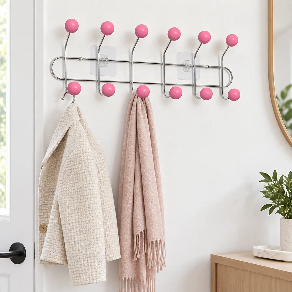 Crochet mural adhésif rose L - 49 cm — avec une veste et une écharpe suspendues