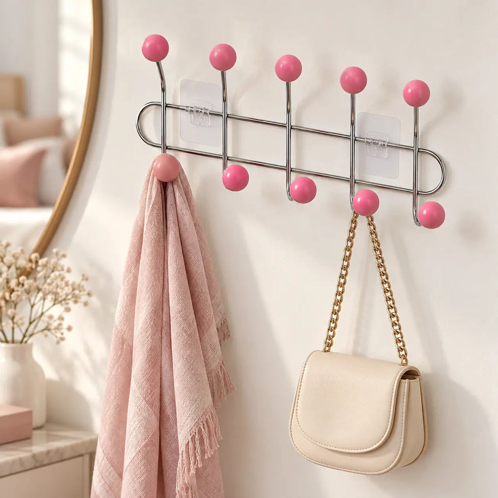 Crochet mural adhésif rose M - 41 cm — dans une chambre avec accessoires suspendus