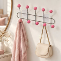 Crochet mural adhésif rose M - 41 cm — dans une chambre avec accessoires suspendus