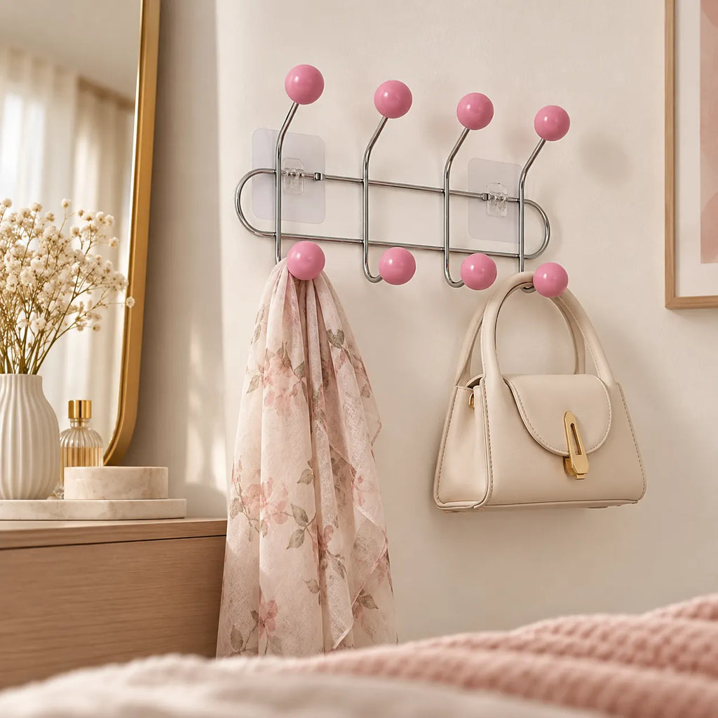 Crochet mural adhésif rose S - 33 cm — dans une chambre avec accessoires suspendus