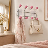 Crochet mural adhésif rose S - 33 cm — dans une chambre avec accessoires suspendus