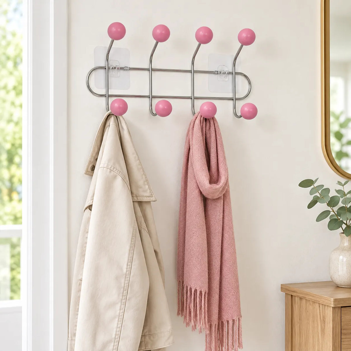 Crochet mural adhésif rose S - 33 cm — avec une veste et une écharpe suspendues