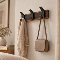 Porte-manteau vintage bois noir 3 crochets — dans une chambre avec accessoires suspendus