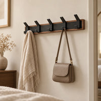 Porte-manteau vintage bois noir 5 crochets — dans une chambre avec accessoires suspendus