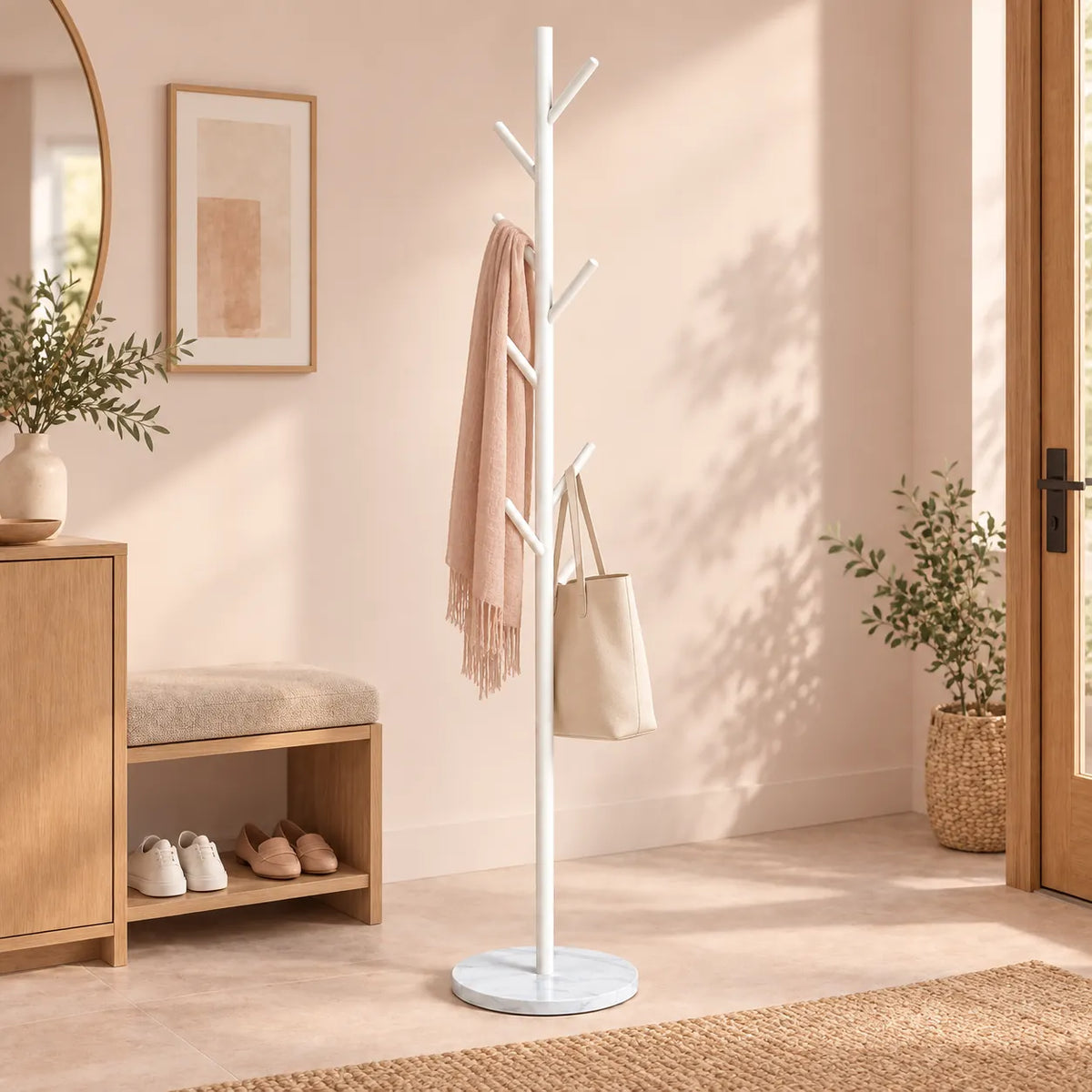 Porte-manteau arbre blanc base marbre - mise en scene dans une entree