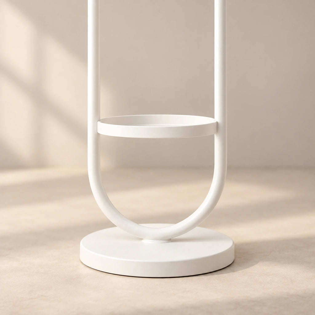 Portant sur pied design métal blanc 190 cm : détail de la base circulaire et de la finition métal
