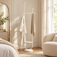 Portant sur pied design métal blanc 190 cm : installé dans un dressing clair