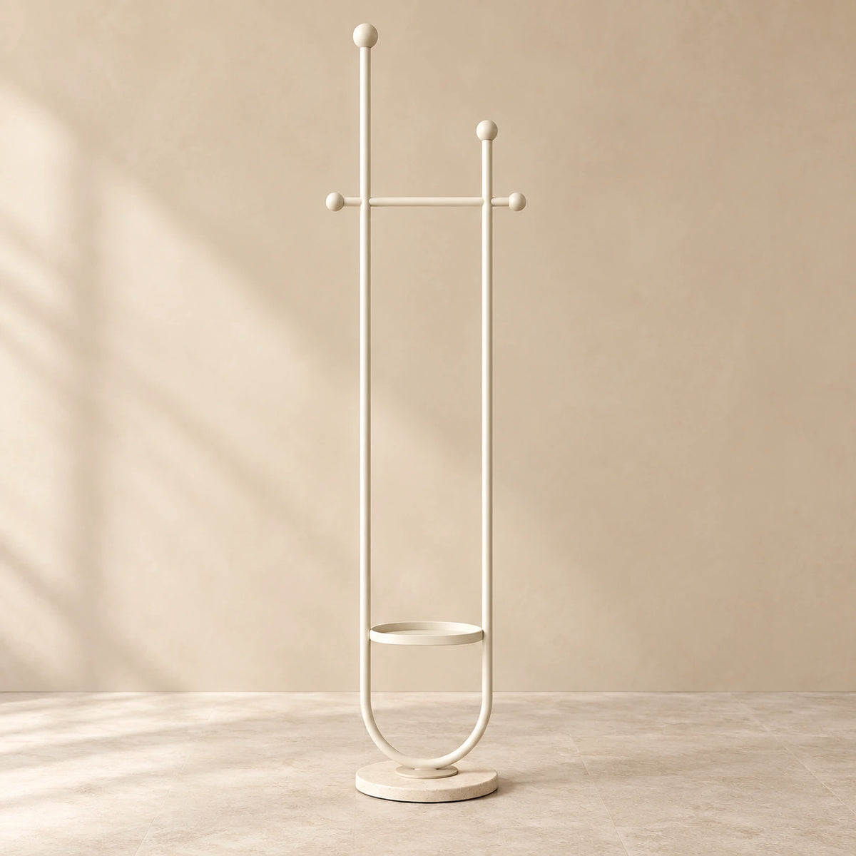 Portant sur pied design métal blanc cassé 190 cm : vue complète du portant sur fond beige