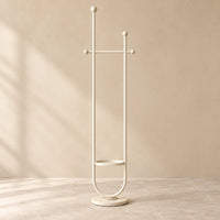 Portant sur pied design métal blanc cassé 190 cm : vue complète du portant sur fond beige