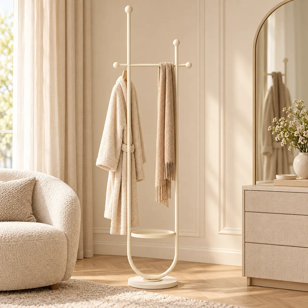 Portant sur pied design métal blanc cassé 190 cm : installé dans un dressing clair