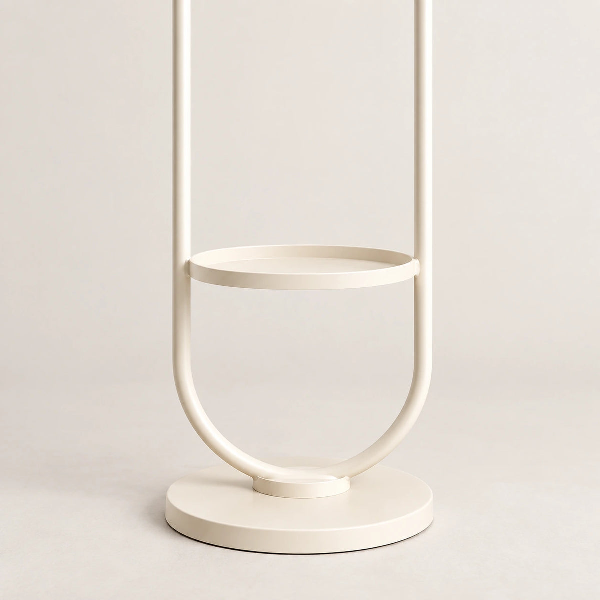Portant sur pied design métal blanc crème 190 cm : détail de la base circulaire et de la finition métal