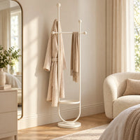 Portant sur pied design métal blanc crème 190 cm : installé dans un dressing clair