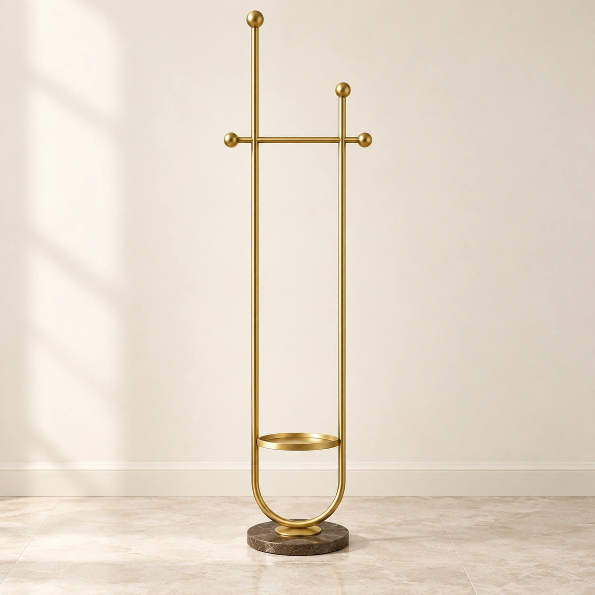 Portant sur pied design métal doré 190 cm : vue complète du portant sur fond beige