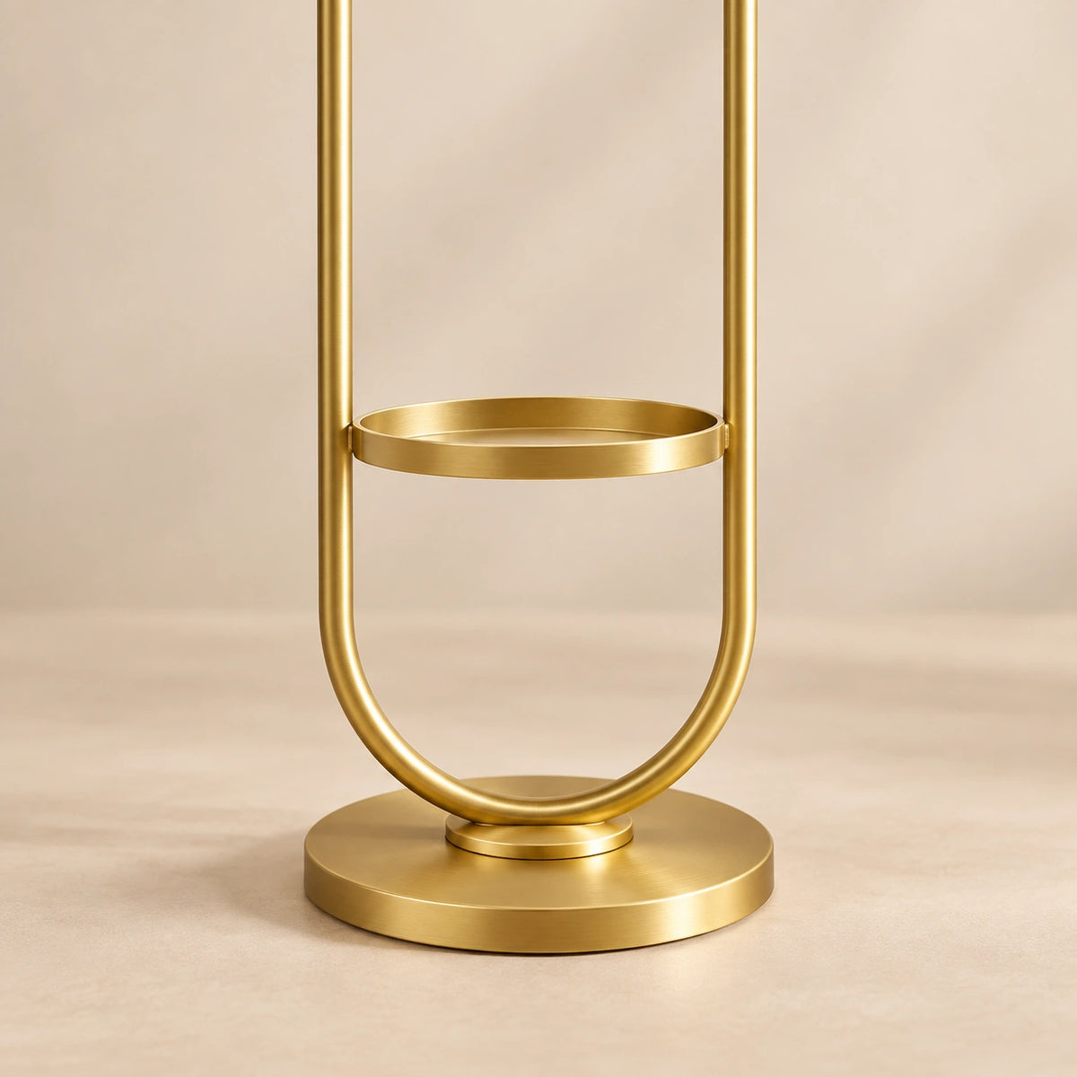 Portant sur pied design métal doré 190 cm : détail de la base circulaire et de la finition métal