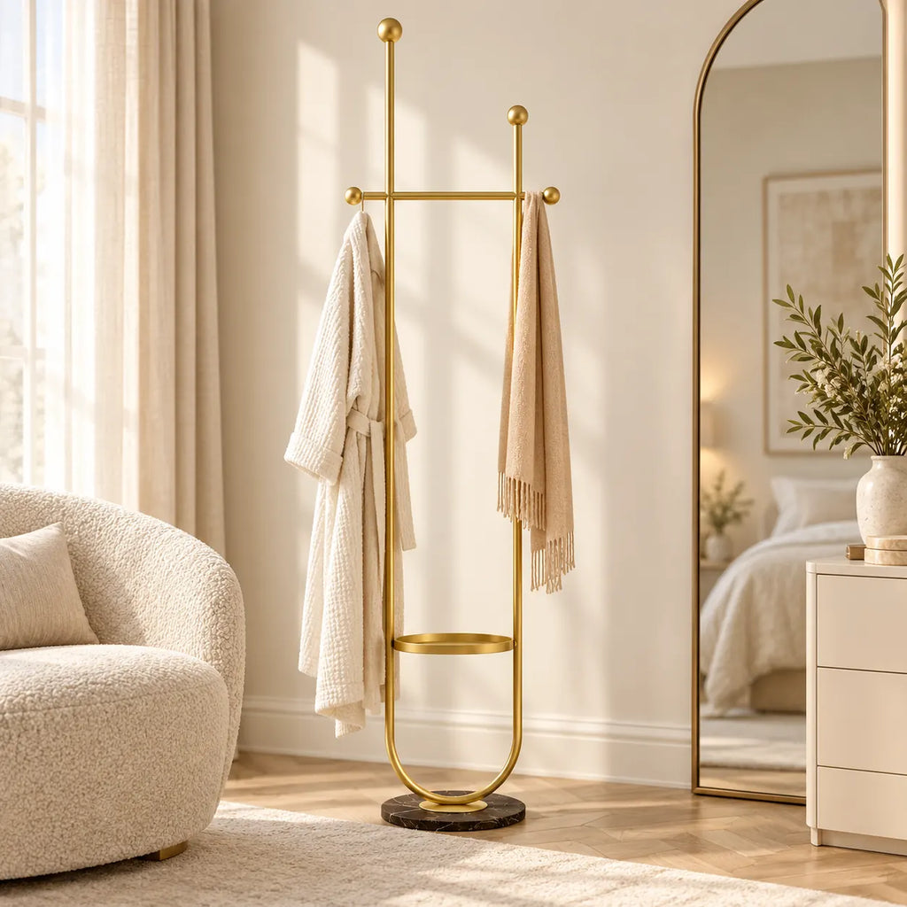 Portant sur pied design métal doré 190 cm : installé dans un dressing clair