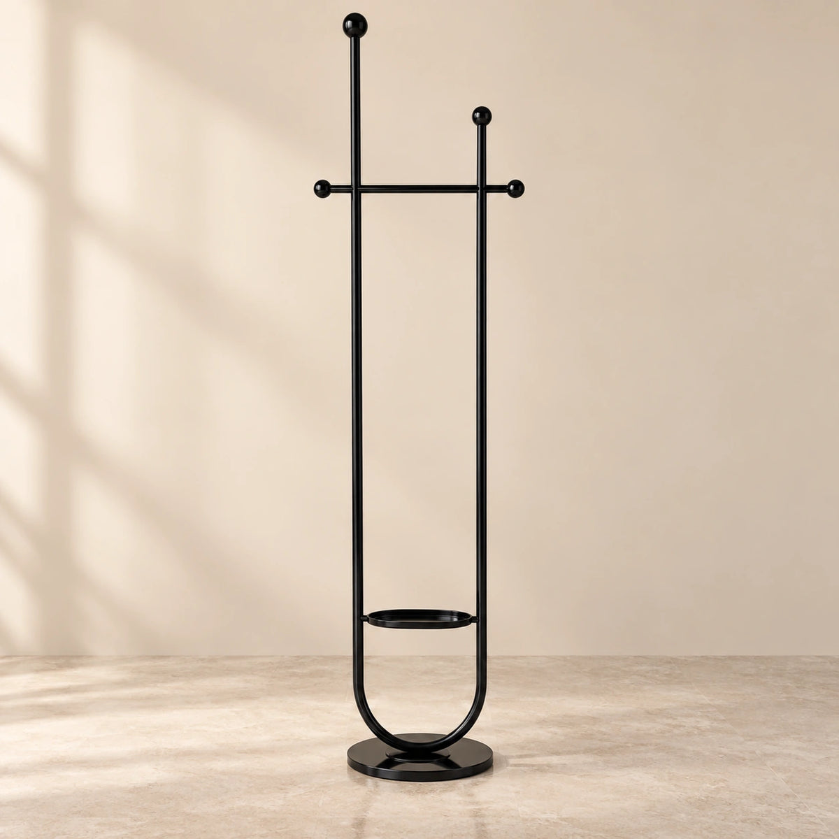 Portant sur pied design métal noir brillant 190 cm : vue complète du portant sur fond beige