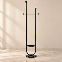 Portant sur pied design métal noir brillant 190 cm : vue complète du portant sur fond beige