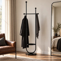 Portant sur pied design métal noir brillant 190 cm : installé dans un dressing clair