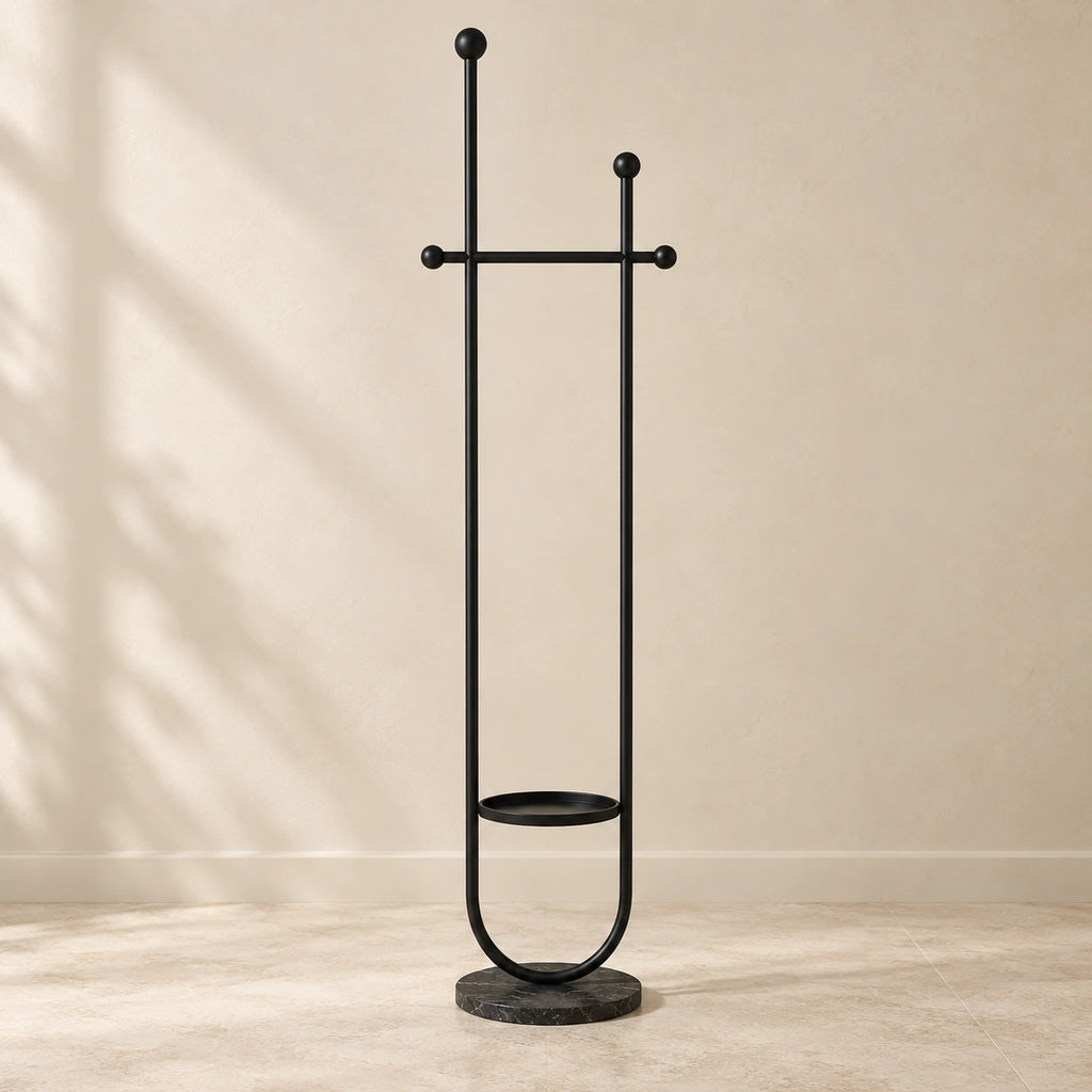 Portant sur pied design métal noir mat 190 cm : vue complète du portant sur fond beige