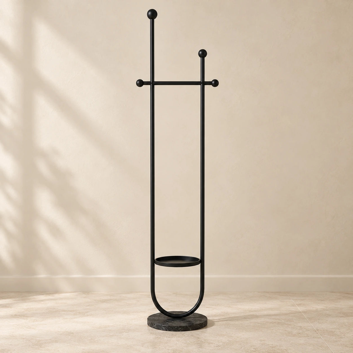 Portant sur pied design métal noir mat 190 cm : vue complète du portant sur fond beige
