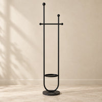 Portant sur pied design métal noir mat 190 cm : vue complète du portant sur fond beige