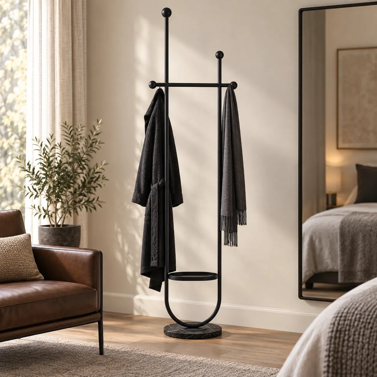 Portant sur pied design métal noir mat 190 cm : installé dans un dressing clair