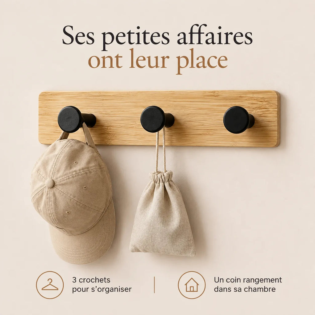 Patère bambou à trois crochets noirs avec casquette et pochette pour organiser la chambre d’enfant.