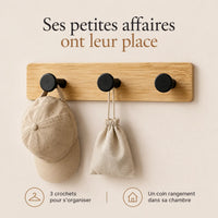 Patère bambou à trois crochets noirs avec casquette et pochette pour organiser la chambre d’enfant.