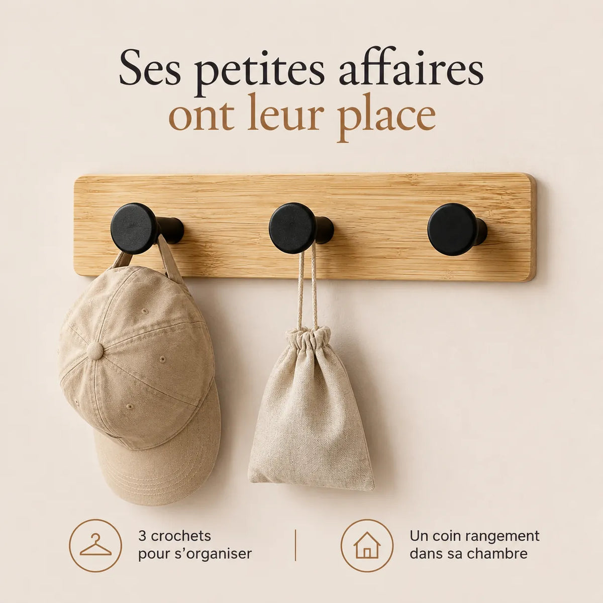 Patère bambou à trois crochets noirs avec casquette et pochette pour organiser la chambre d’enfant.