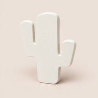 Crochet mural en bois motif Cactus blanc pour chambre enfant – vue principale du crochet décoratif sur fond beige