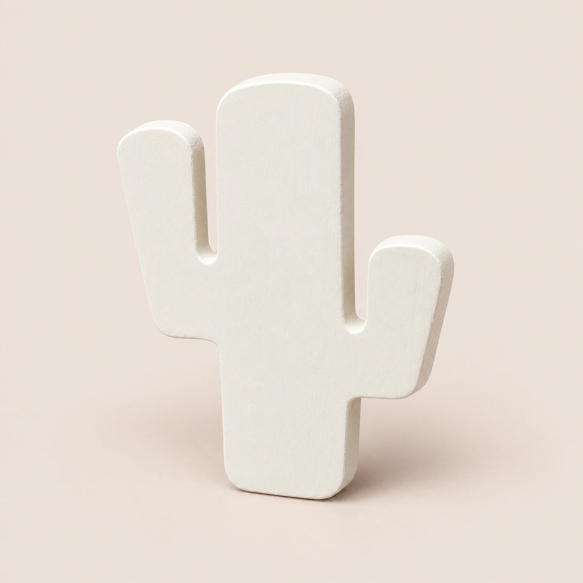 Crochet mural en bois motif Cactus blanc pour chambre enfant – vue principale du crochet décoratif sur fond beige