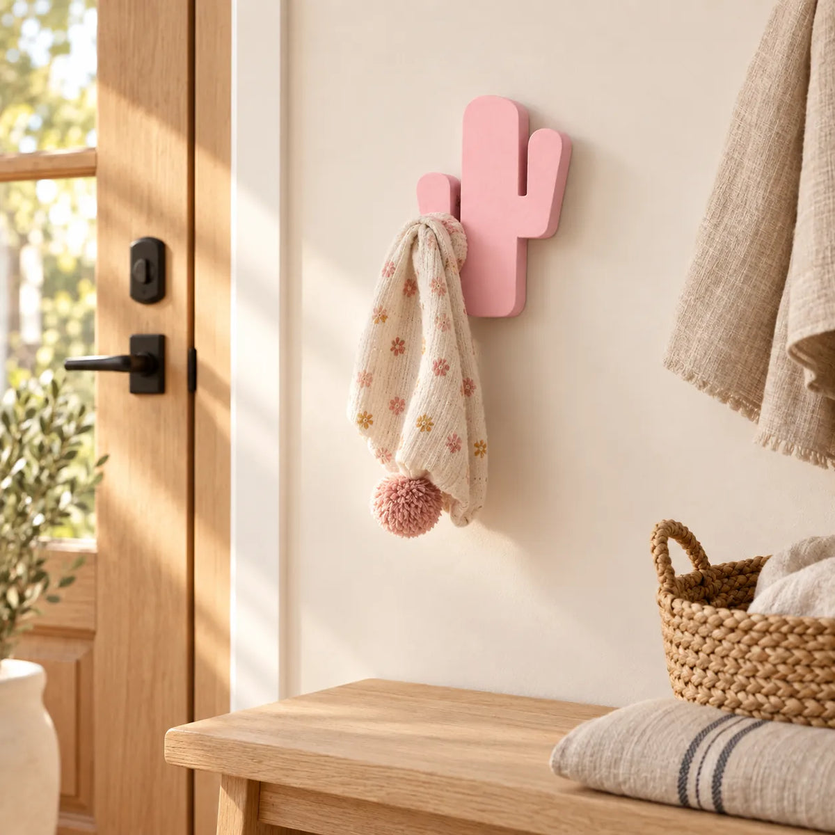 Crochet mural en bois motif Cactus poudré pour chambre enfant – dans une entrée familiale