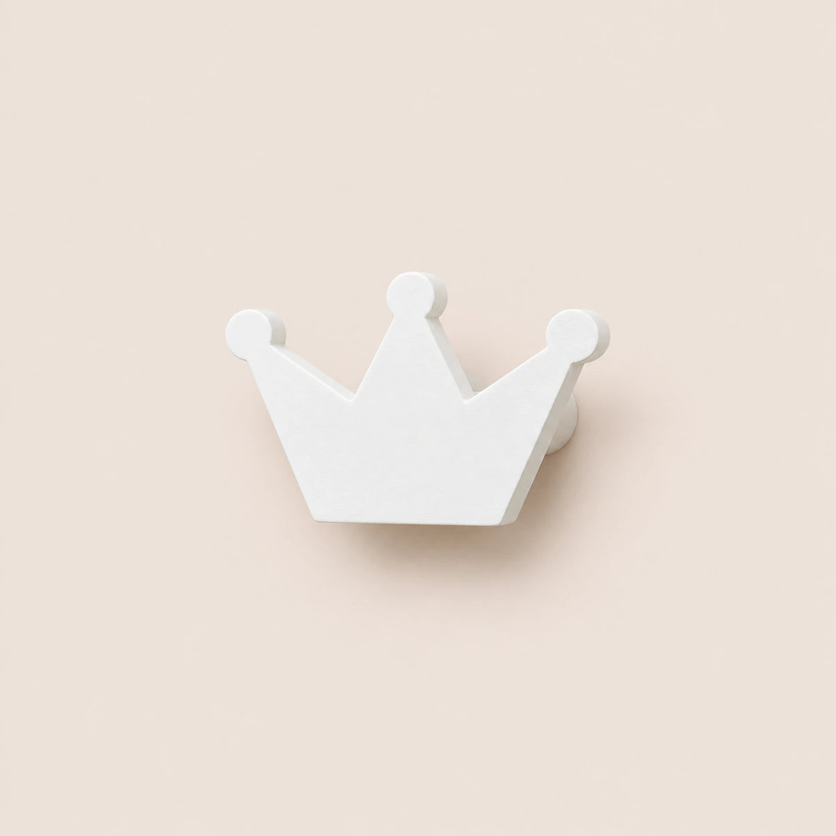 Crochet mural en bois motif Couronne blanche pour chambre enfant – vue principale du crochet décoratif sur fond beige
