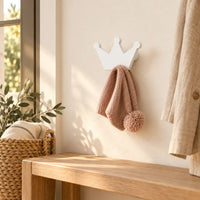 Crochet mural en bois motif Couronne blanche pour chambre enfant – dans une entrée familiale