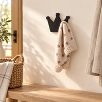 Crochet mural en bois motif Couronne noire pour chambre enfant – dans une entrée familiale