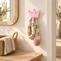 Crochet mural en bois motif Couronne poudrée pour chambre enfant – dans une entrée familiale