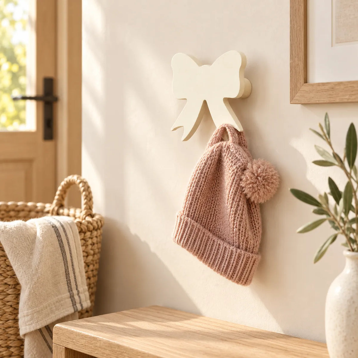 Crochet mural en bois motif Noeud blanc pour chambre enfant – dans une entrée familiale