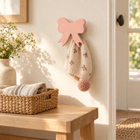 Crochet mural en bois motif Noeud poudré pour chambre enfant – dans une entrée familiale