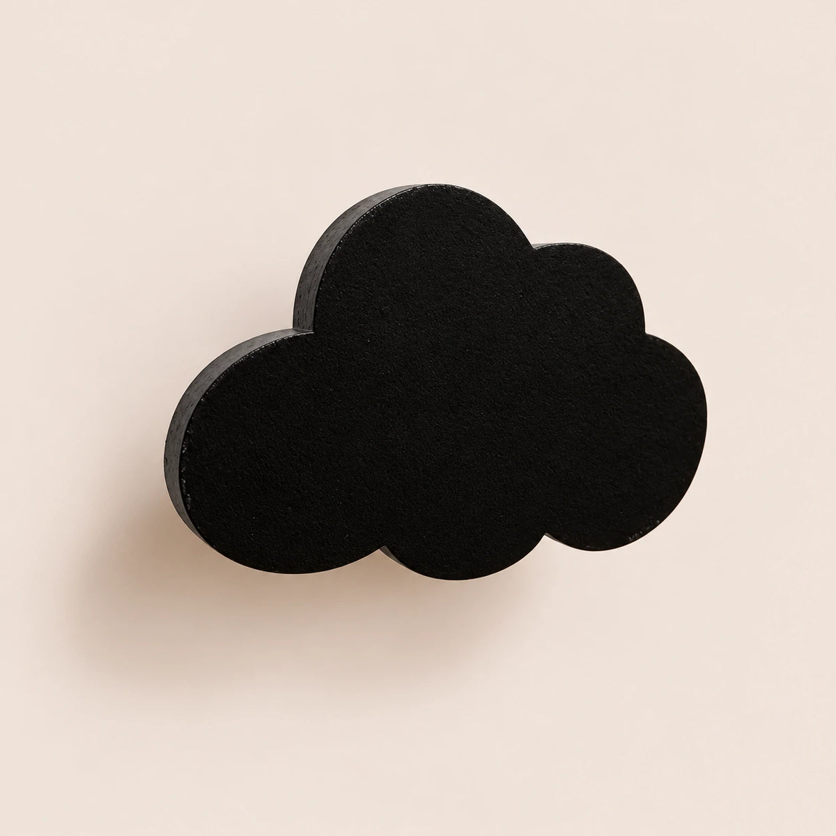 Crochet mural en bois motif Nuage noir pour chambre enfant – vue principale du crochet décoratif sur fond beige