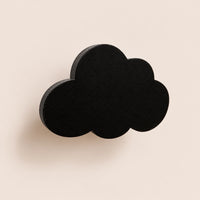 Crochet mural en bois motif Nuage noir pour chambre enfant – vue principale du crochet décoratif sur fond beige