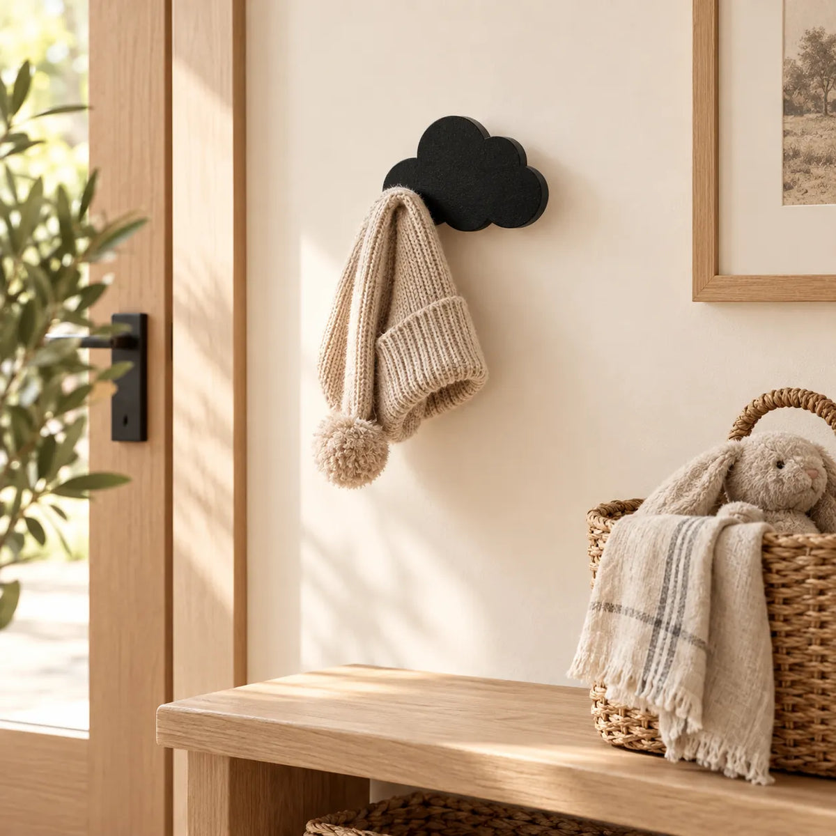 Crochet mural en bois motif Nuage noir pour chambre enfant – dans une entrée familiale