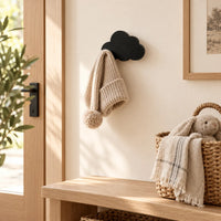 Crochet mural en bois motif Nuage noir pour chambre enfant – dans une entrée familiale