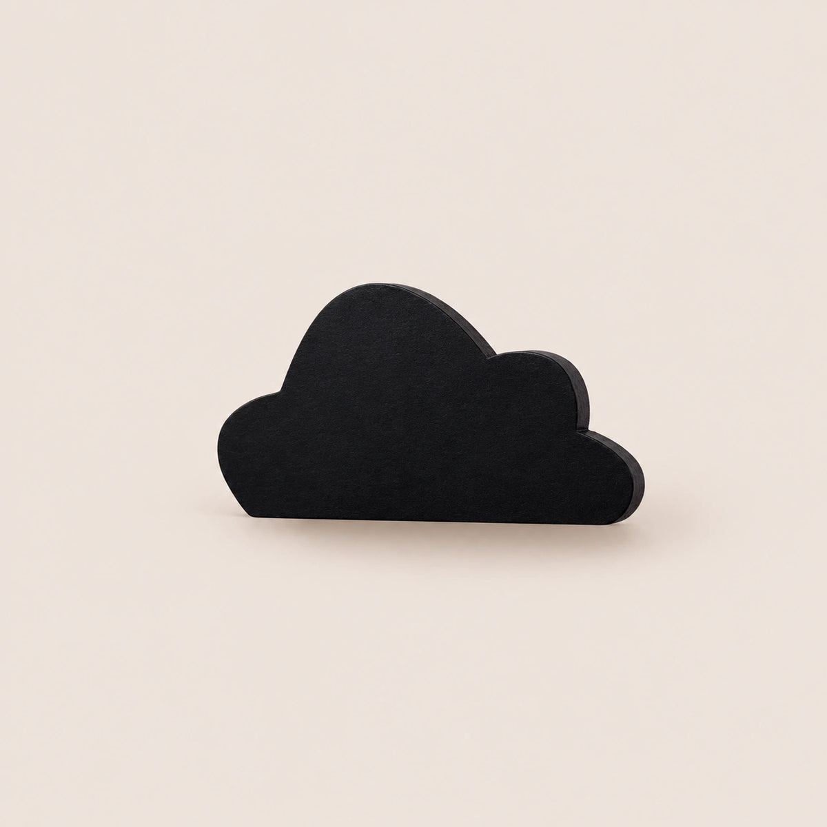 Crochet mural en bois motif nuage noir à base droite pour chambre enfant – vue principale du crochet décoratif sur fond beige