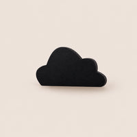 Crochet mural en bois motif nuage noir à base droite pour chambre enfant – vue principale du crochet décoratif sur fond beige