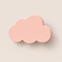 Crochet mural en bois motif Nuage poudré pour chambre enfant – vue principale du crochet décoratif sur fond beige